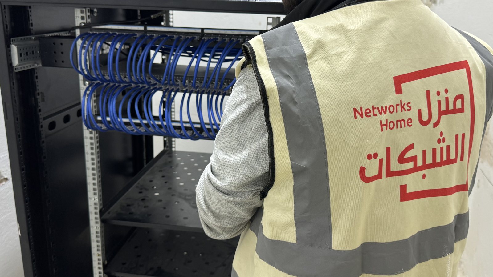 ترتيب لوحة التوزيع داخل كابينة اتّصالات